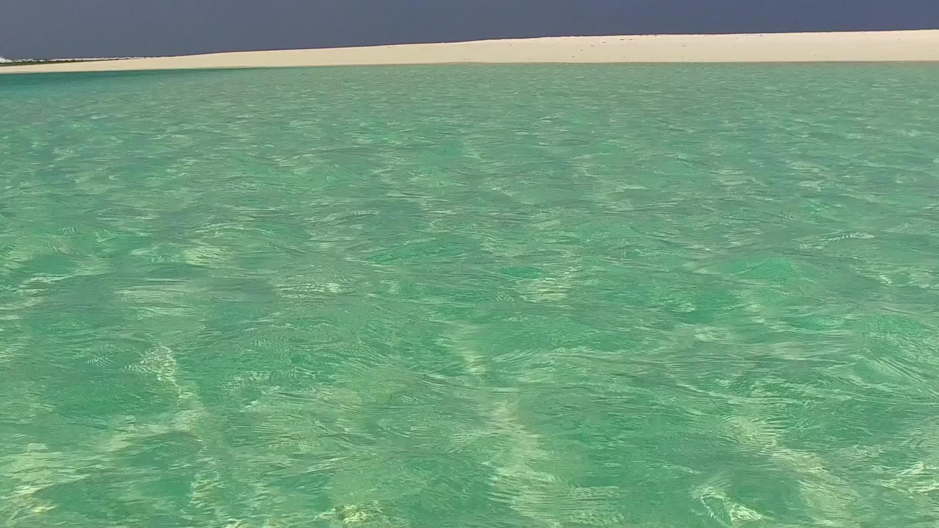 蓝色海洋和海滩附近的白色沙底背景视频的预览图