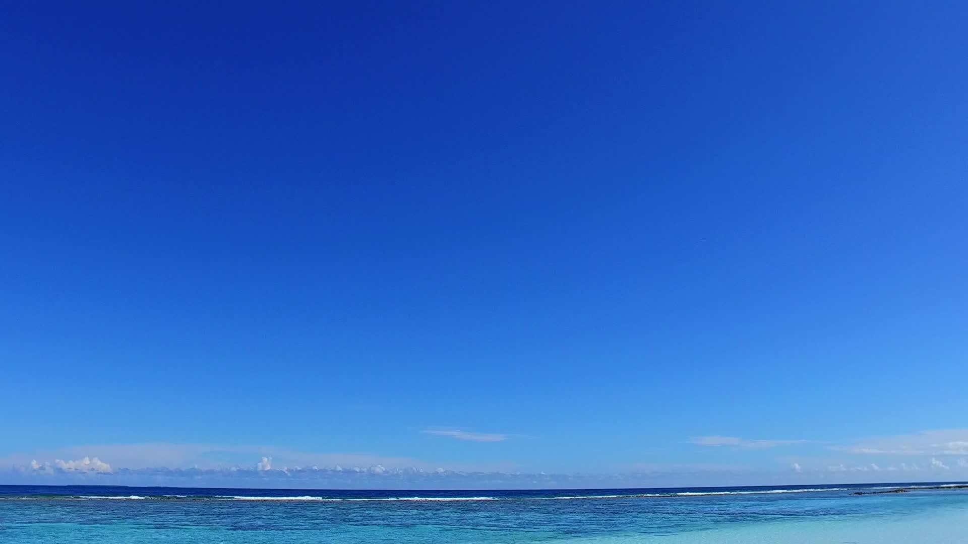 热带海洋之旅以沙巴附近的清水和白色海滩为背景视频的预览图