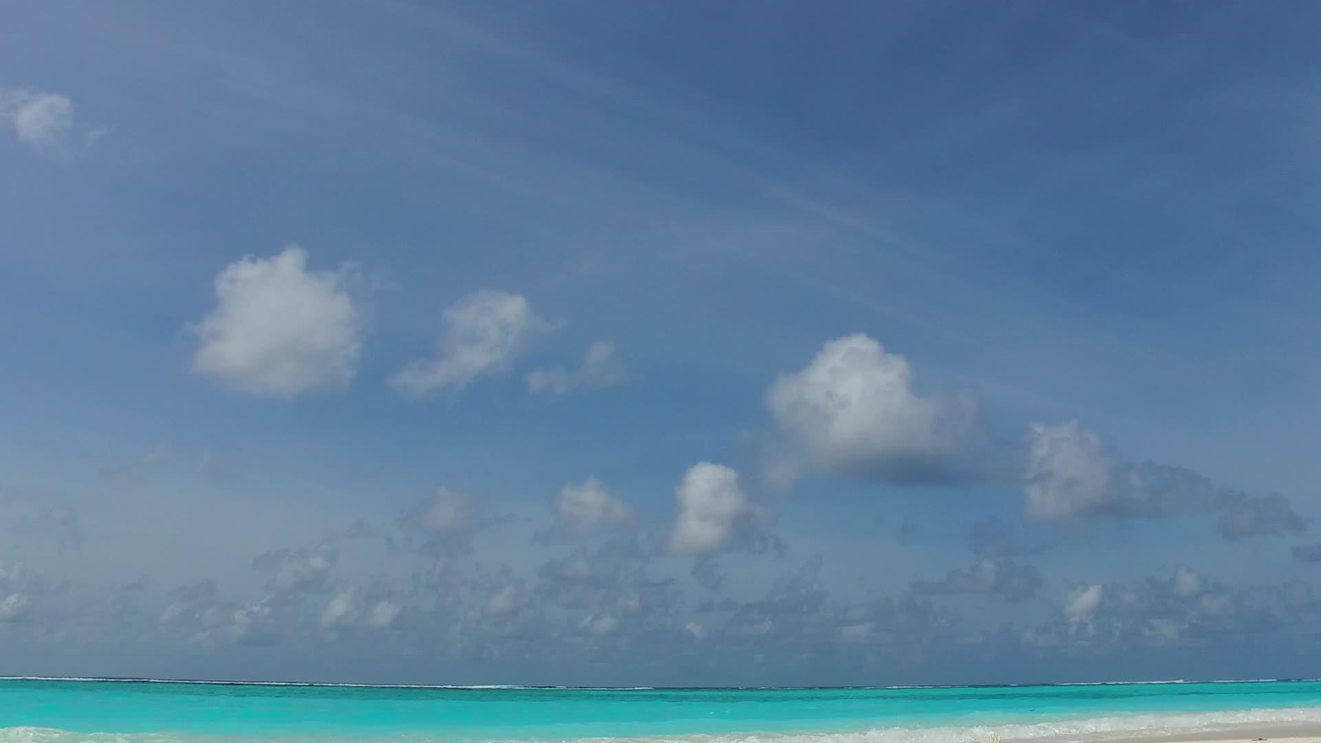 在明亮的沙质背景下清澈的海水和珊瑚礁附近宁静的海岸视频的预览图