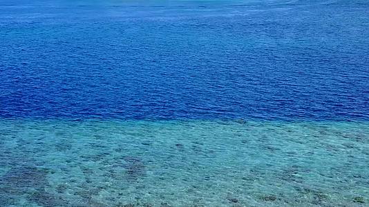 通过清海和白色海滩的背景远近度假胜地附近有一个美丽的海湾视频的预览图