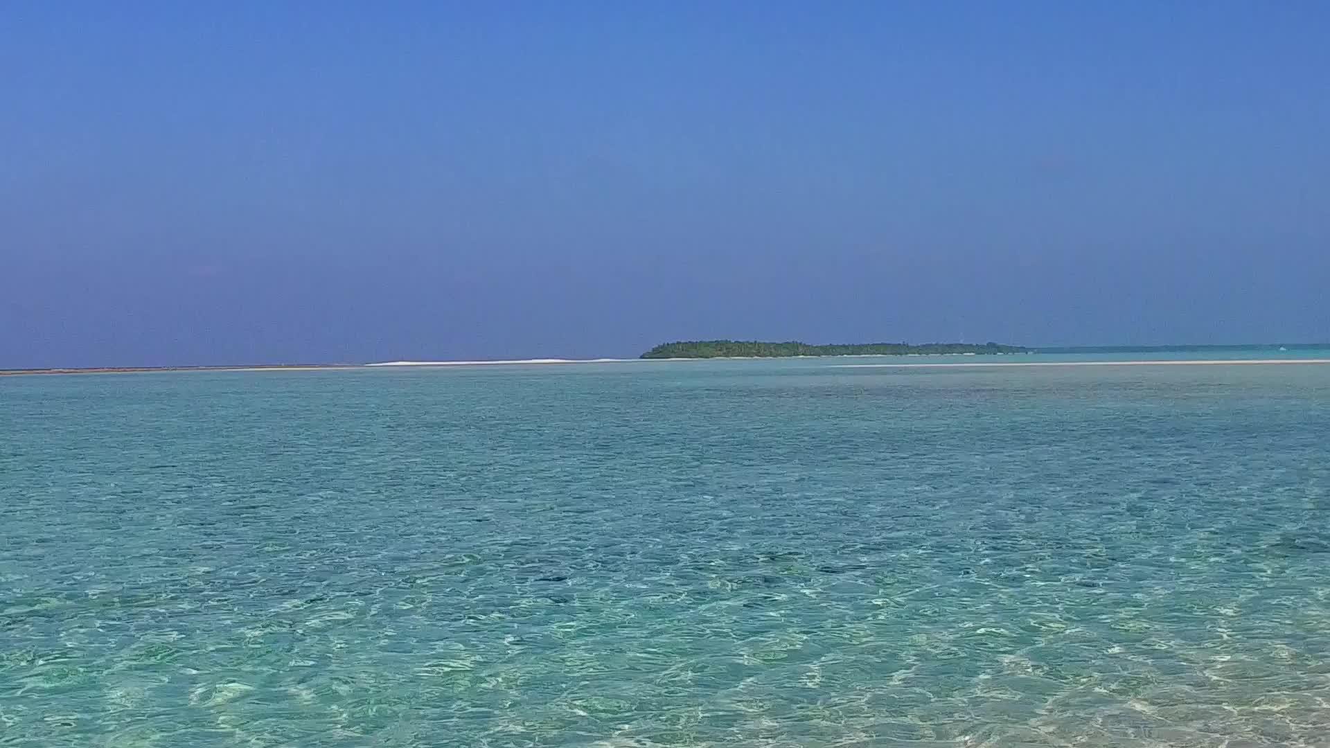 阳光明媚、宁静的海岸海滩风景视频的预览图