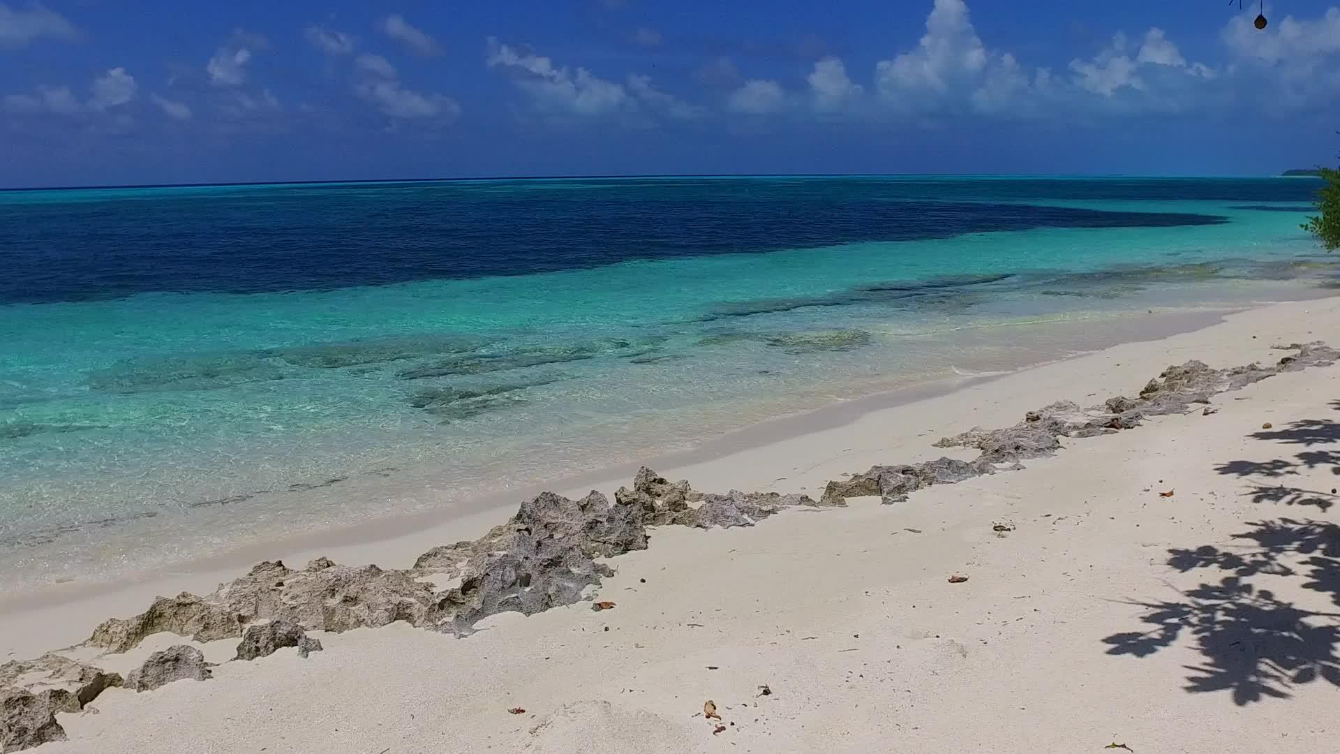 美丽的海景以蓝水和白沙本为背景在珊瑚礁附近的海滩旅行视频的预览图