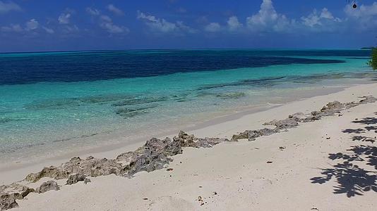 美丽的海景以蓝水和白沙本为背景在珊瑚礁附近的海滩旅行视频的预览图