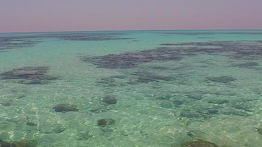 沿着蓝海沿着蓝海航行在珊瑚礁附近有白色的沙子背景视频的预览图