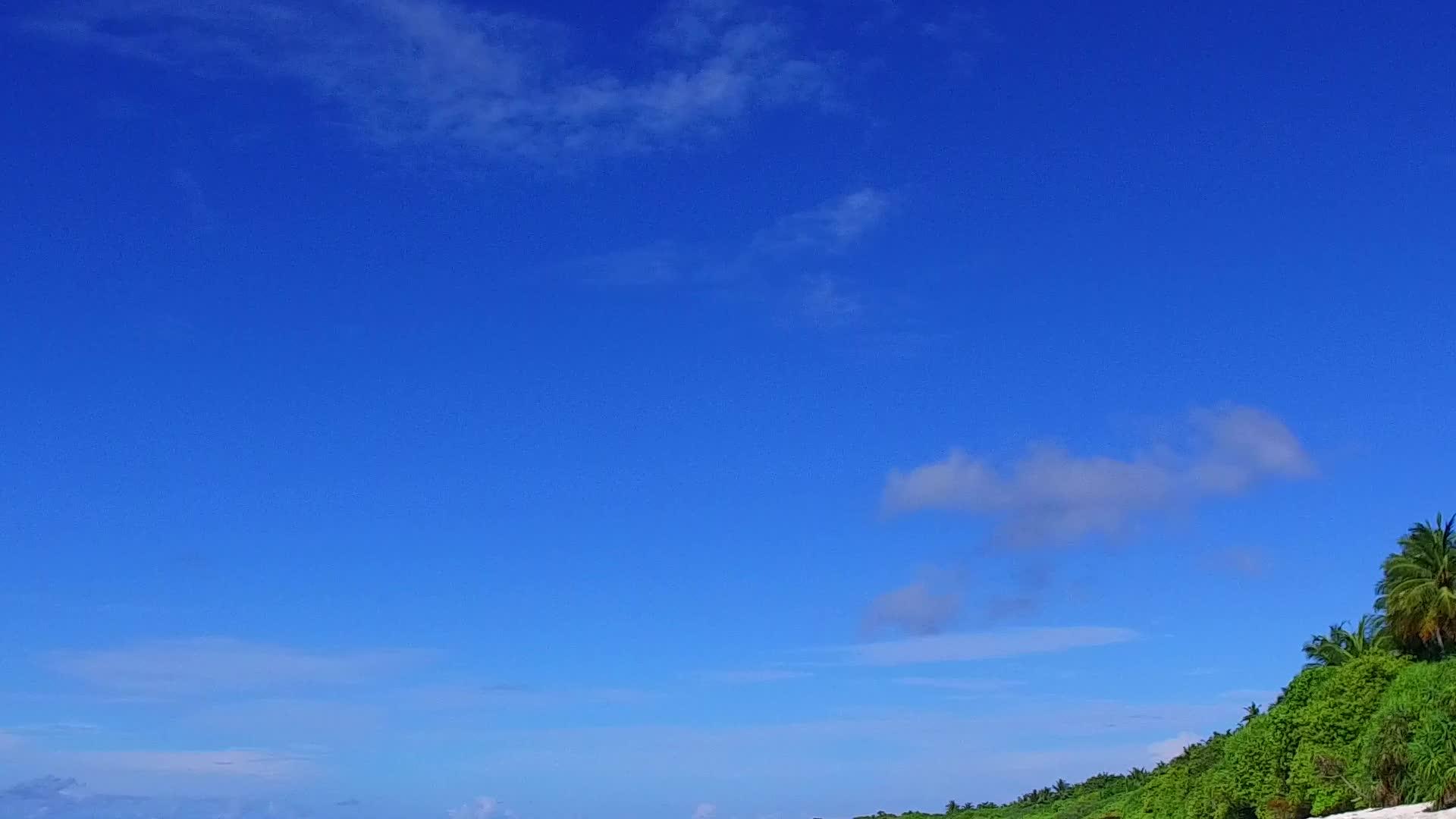 海岸海滩阳光下的白沙和蓝水视频的预览图