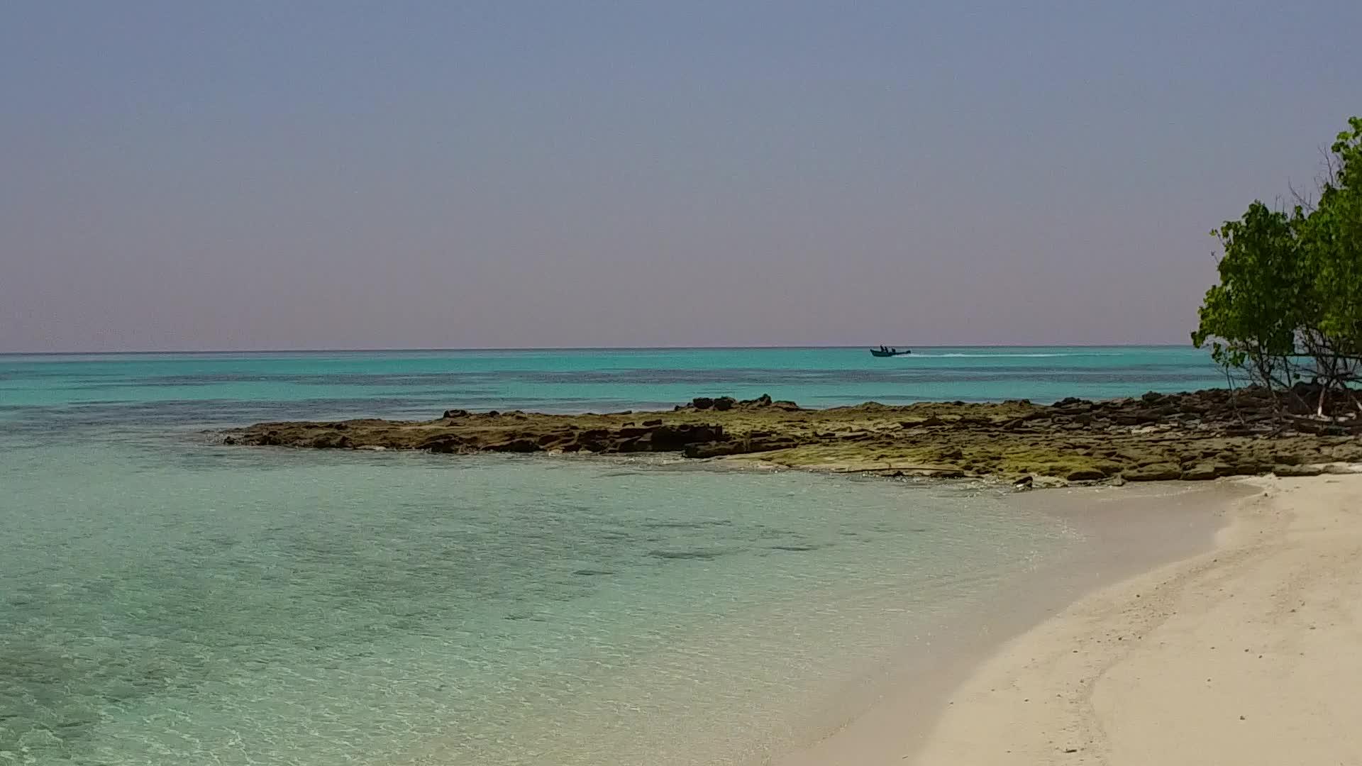 蓝色的海洋和棕榈树附近的白色海滩是完美的沿着海滩航行视频的预览图