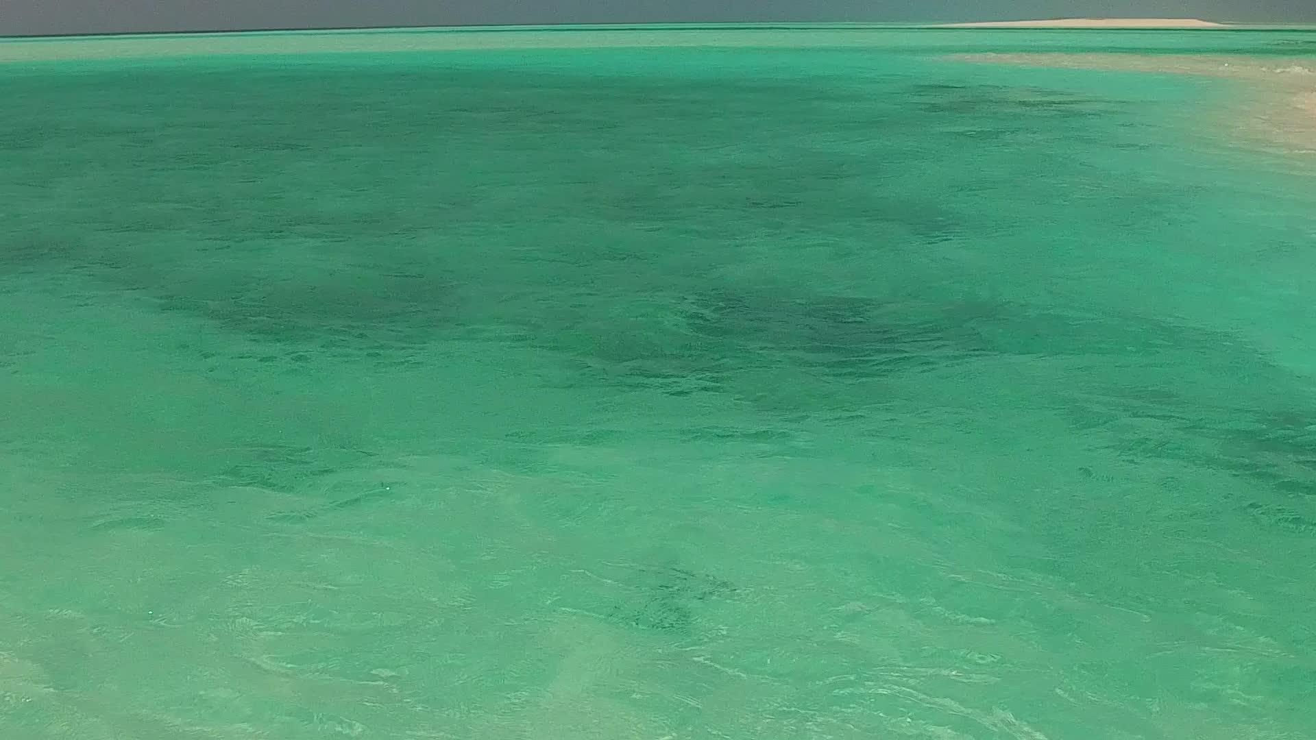 沙洲附近的白沙泻湖海滩视频的预览图