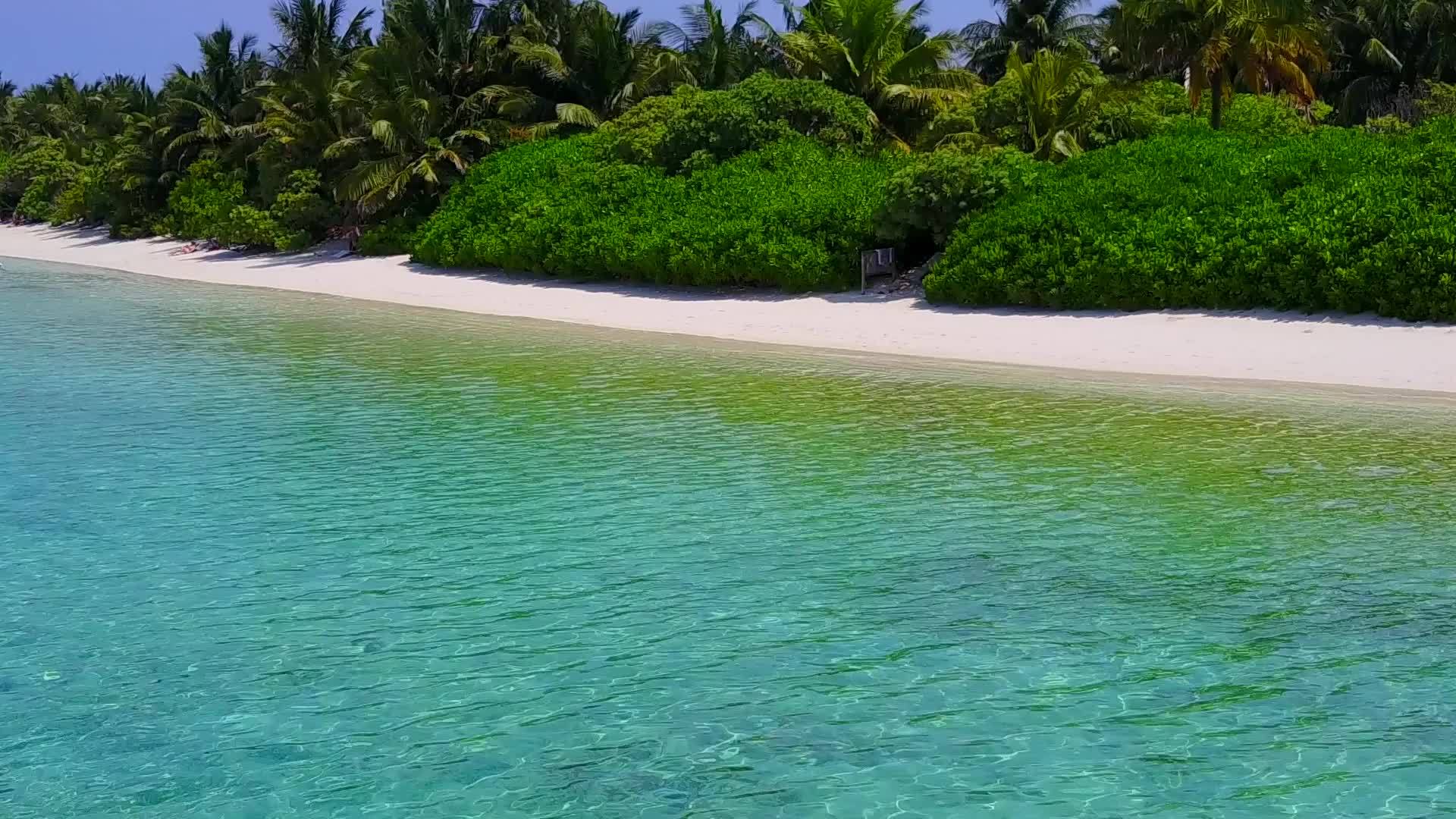 蓝绿色泻湖豪华海滩度假浪漫海景沙洲附近有白沙视频的预览图