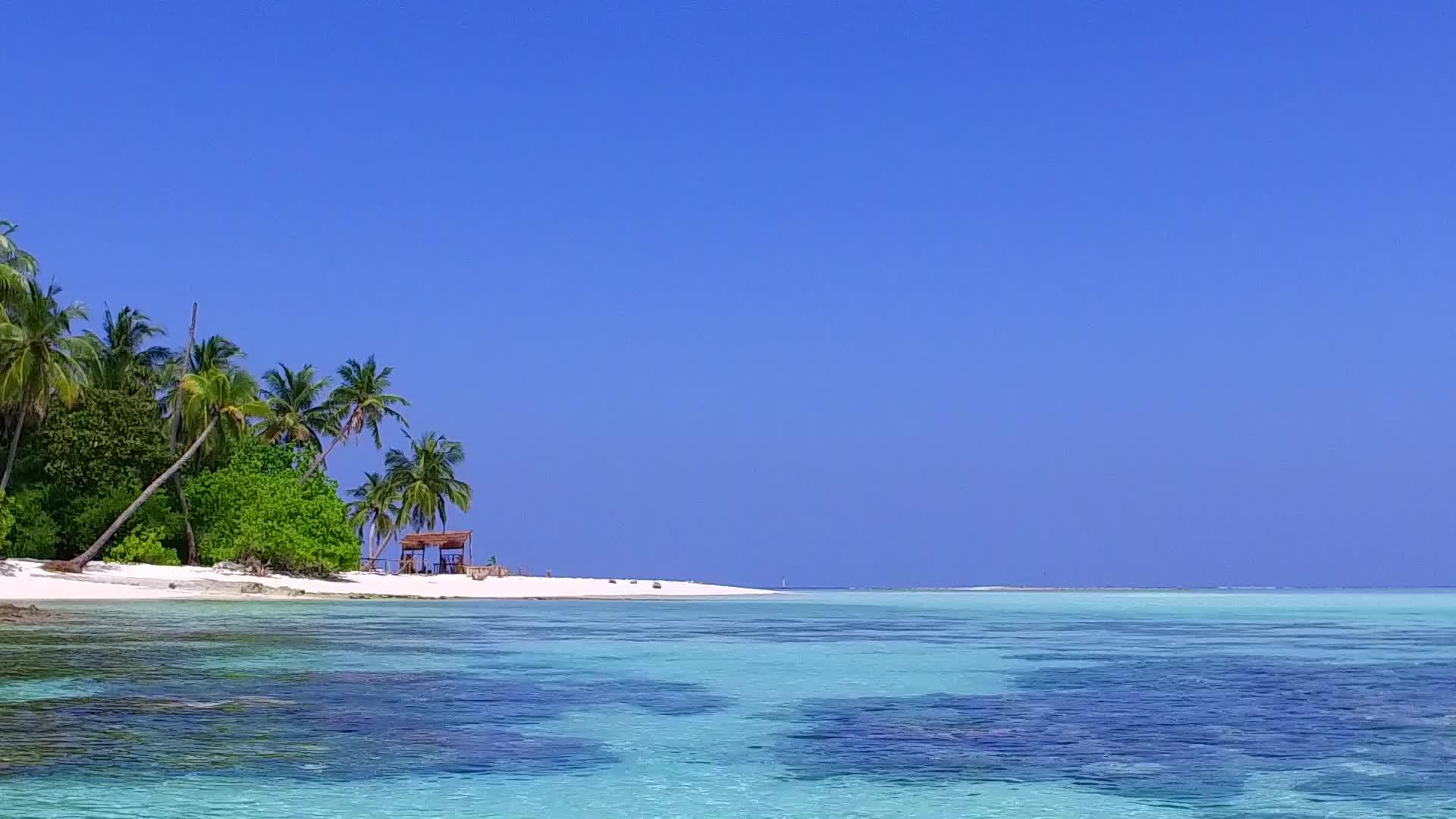 阳光明媚的风景旅游在浅海和白沙背景的浅海度假胜地附近视频的预览图