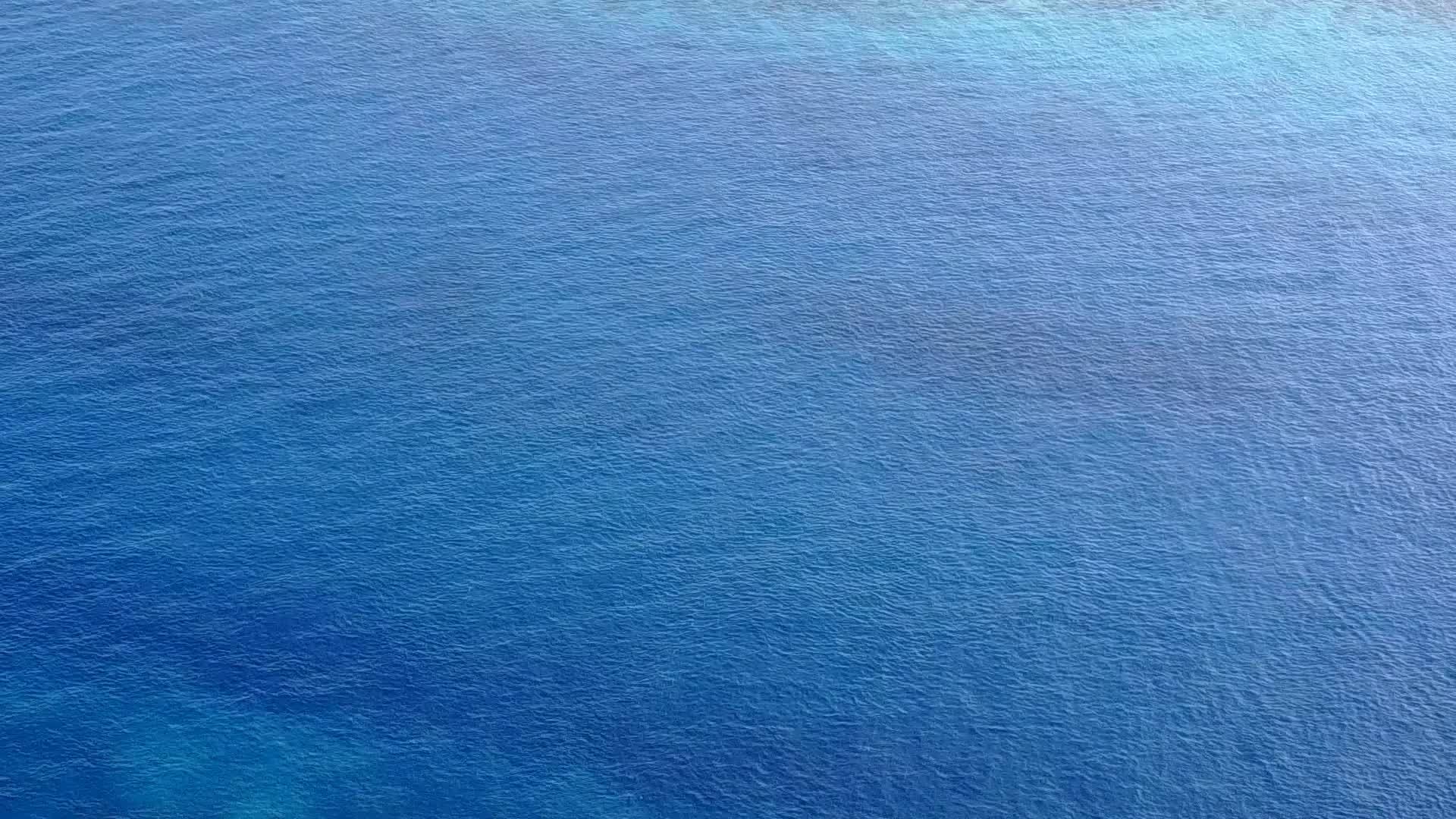 由于蓝海的断裂和阳光下沙滩的清洁环礁湖安静的背景视频的预览图