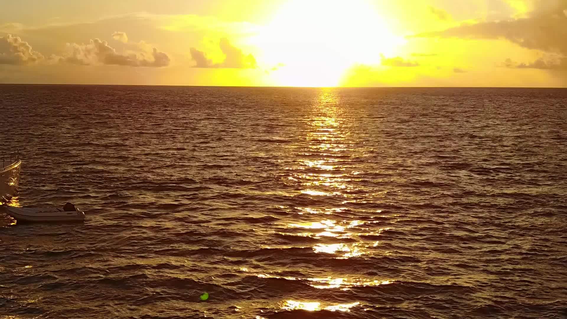 浅环礁湖利用白色沙子在阳光下的背景视频的预览图
