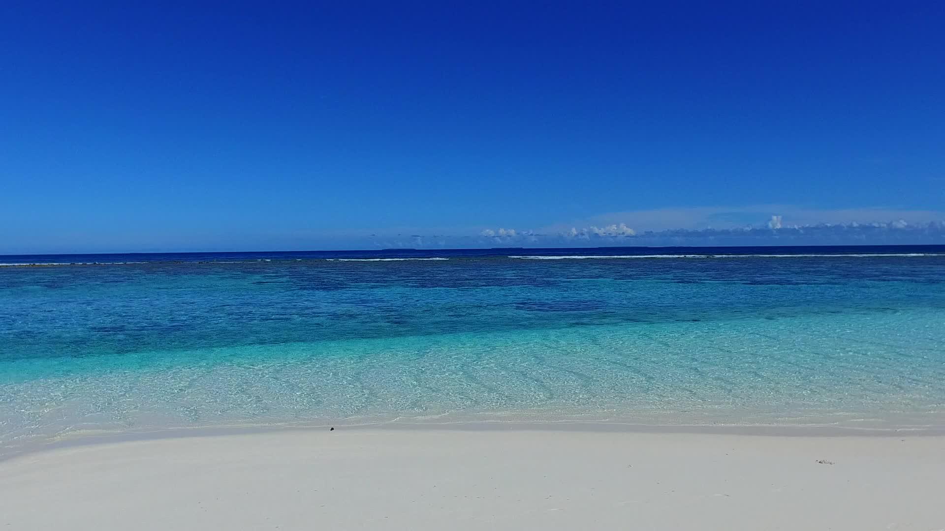 蓝海和度假村附近干净的海滩背景完美度假村海滩航行视频的预览图