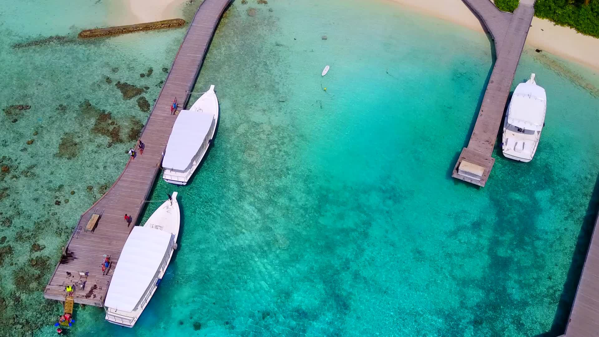 在沙洲附近的蓝水和白沙的背景下近距离欣赏完美的岛屿海滩视频的预览图