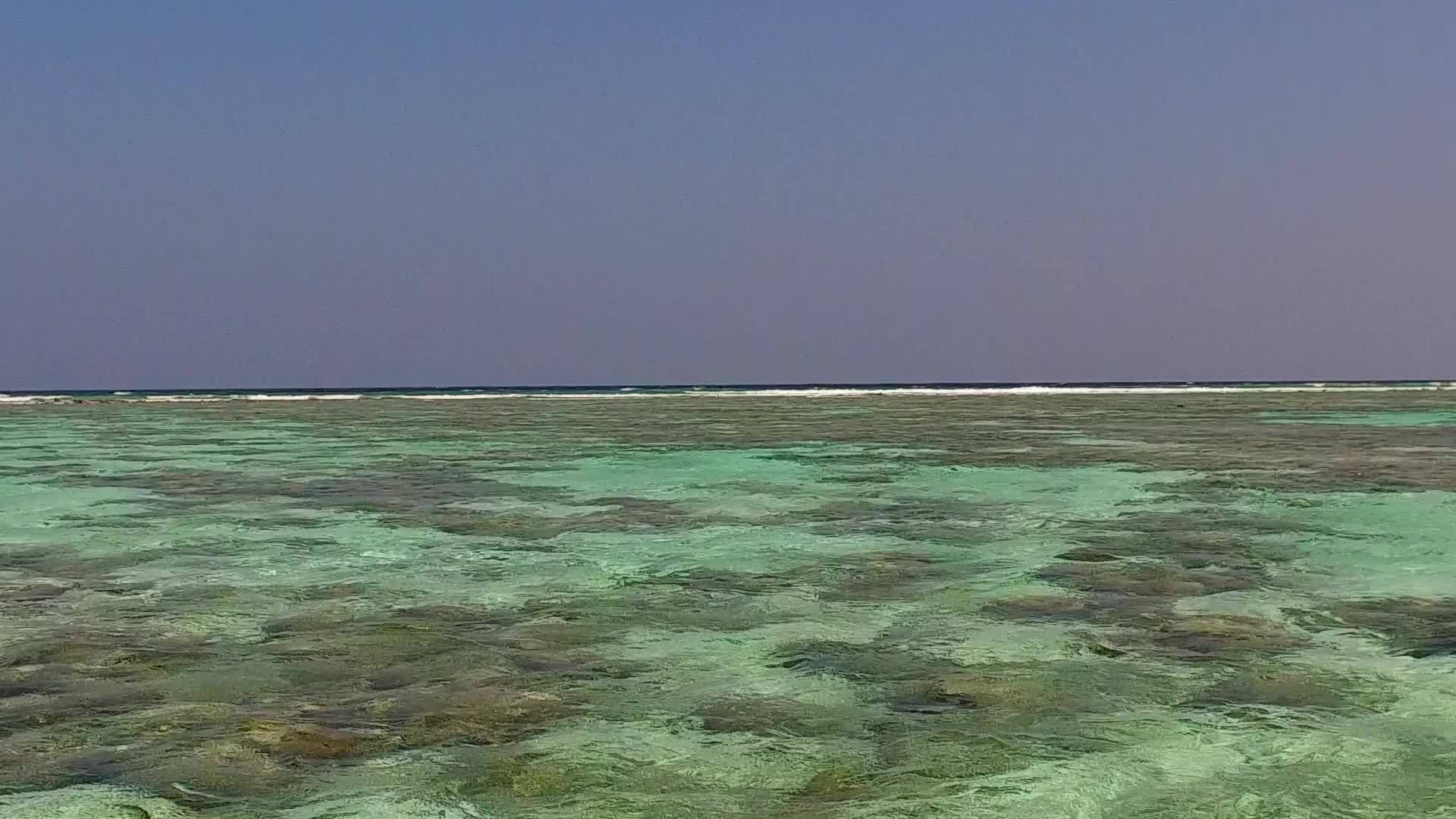 沙洲附近有明亮的沙滩背景浅海宁静的海滩冒险温暖的旅行视频的预览图