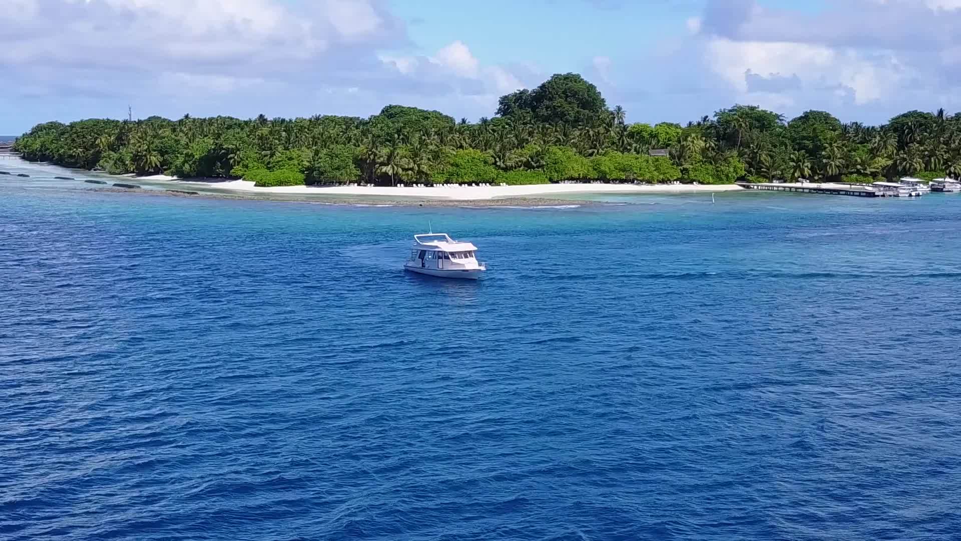 完美的岛屿海滩以蓝水和白色沙滩为背景在珊瑚礁附近航行视频的预览图