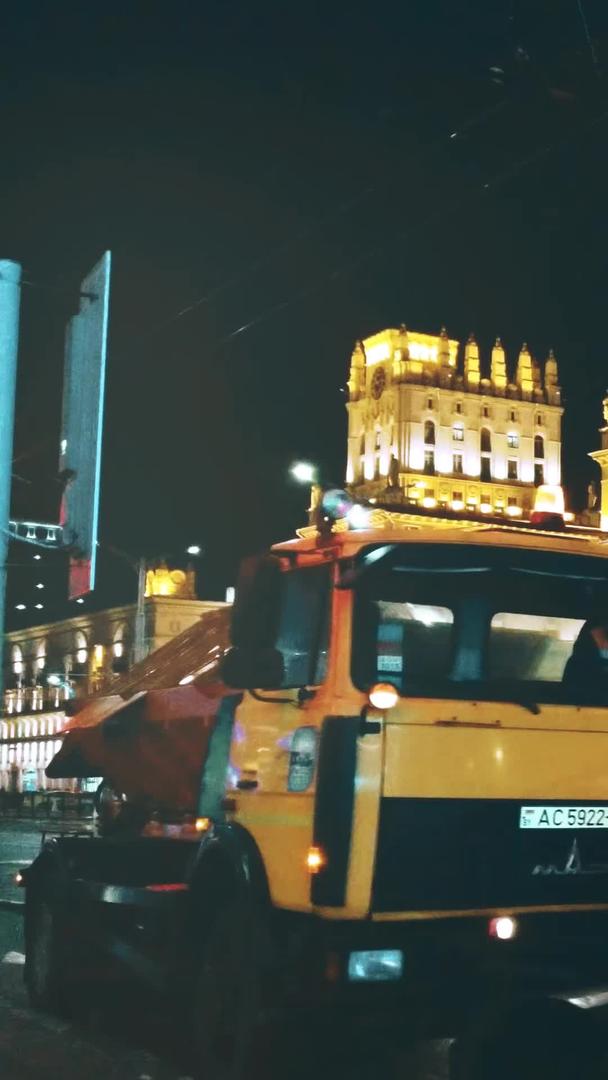 夜间欧洲海外城市街道清洁除雪车视频的预览图