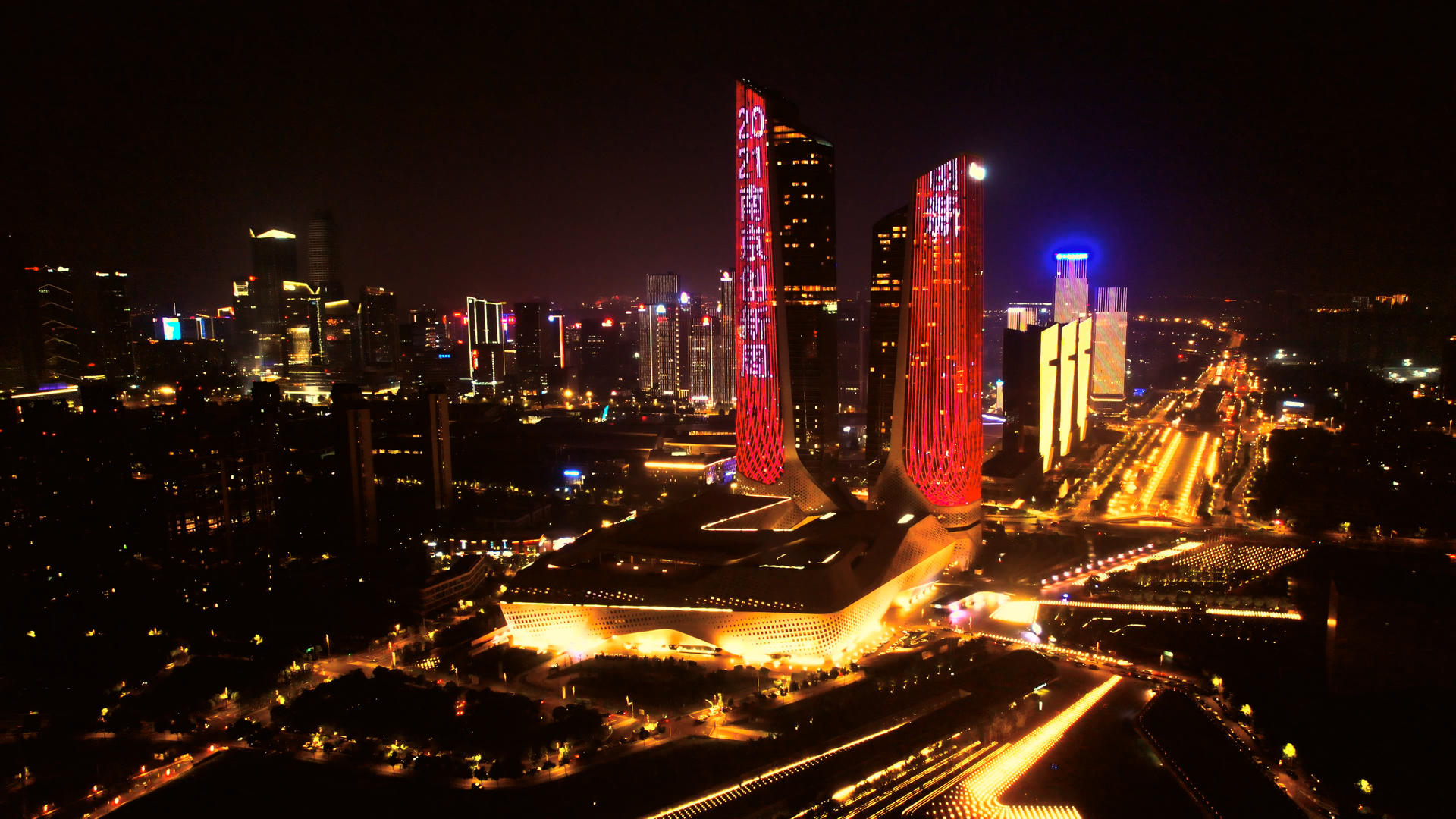 4K航拍南京地标保利大剧院夜景视频的预览图