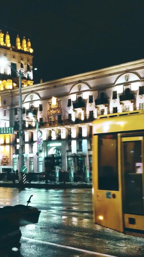 夜间欧洲海外城市街道清洁除雪车视频的预览图
