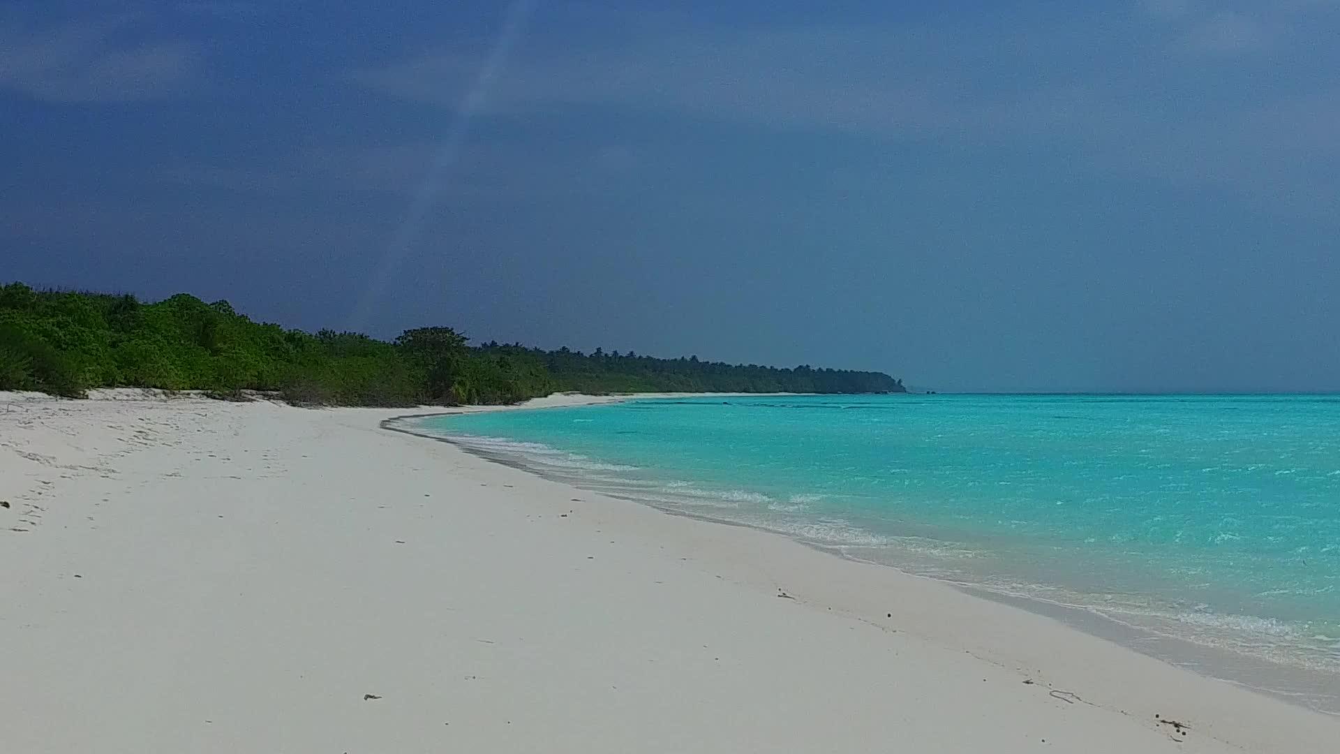 在距离欣赏海浪附近的蓝色水和白色沙滩背景视频的预览图
