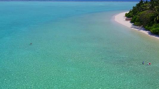 美丽的环礁湖海滩宽阔的天空被蓝色的大海打破了白沙的背景在波浪中视频的预览图