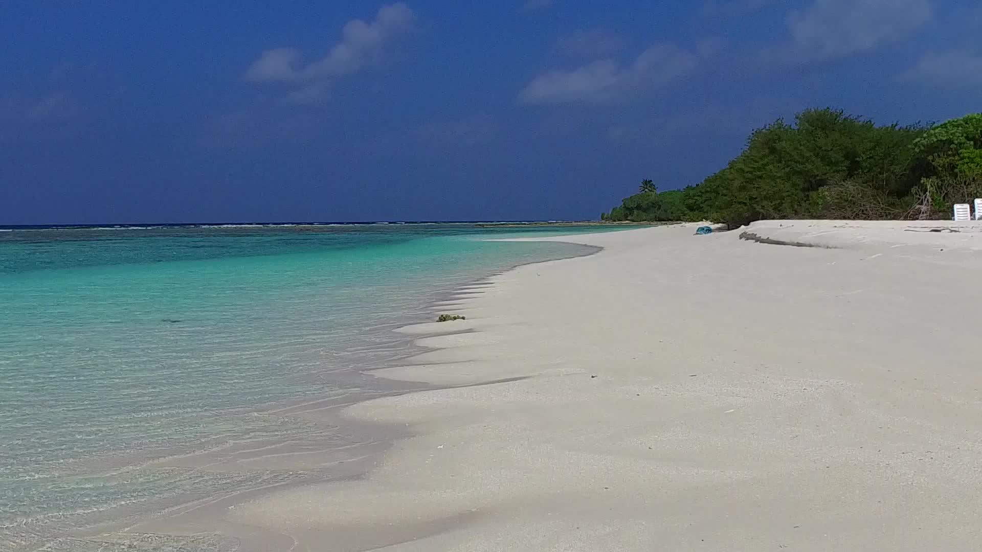 在蓝水和白色沙滩的背景下在礁石附近漫步浪漫之旅视频的预览图
