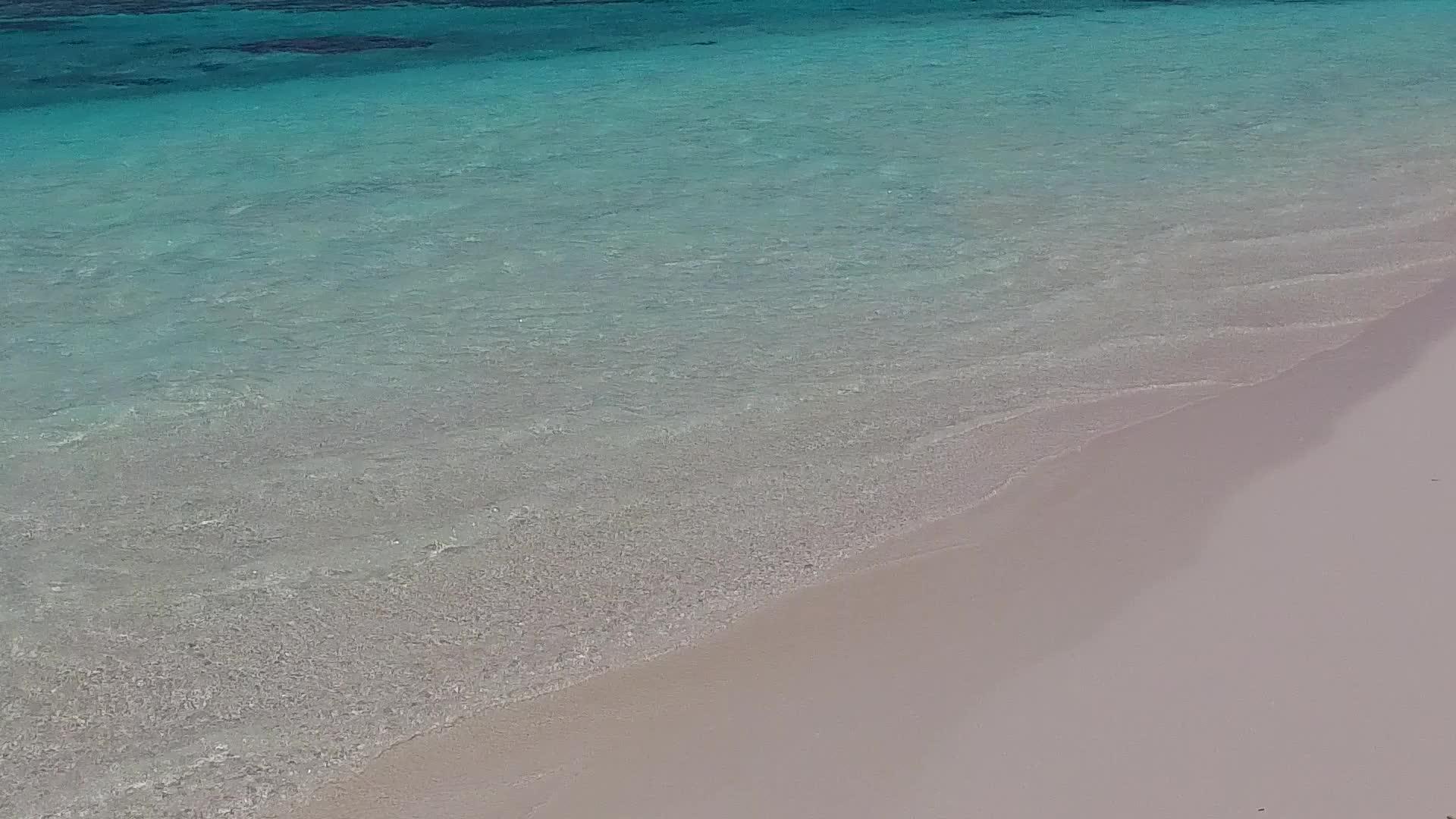 蓝海以白沙为背景在度假胜地附近举行海滩度假白沙背景视频的预览图