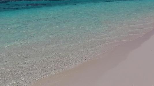 蓝海以白沙为背景在度假胜地附近举行海滩度假白沙背景视频的预览图
