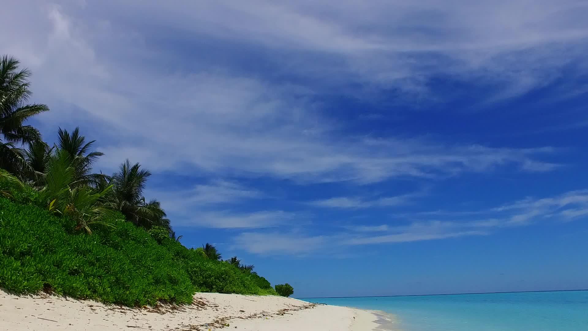 在蓝水和阳光下乘坐蓝水清洁海滩背景穿过豪华旅游海滩视频的预览图