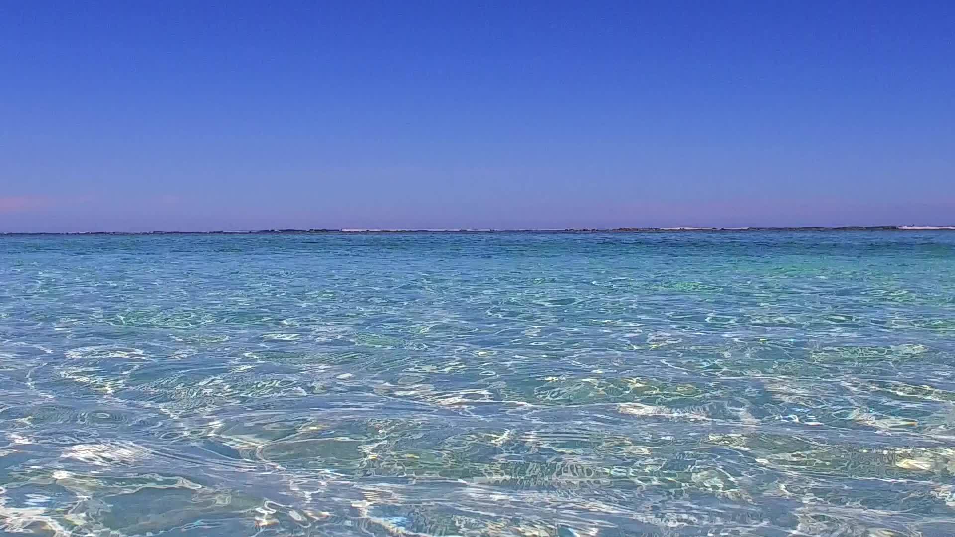 以太阳中白色沙滩背景的蓝海为例白天纹理自然岛屿海滩视频的预览图