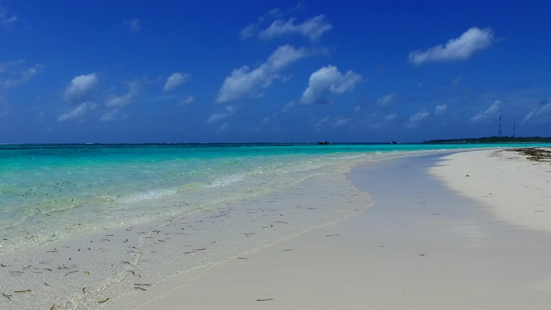 完美的海岸背景是透明的海滩和靠近度假胜地的白色海滩视频的预览图