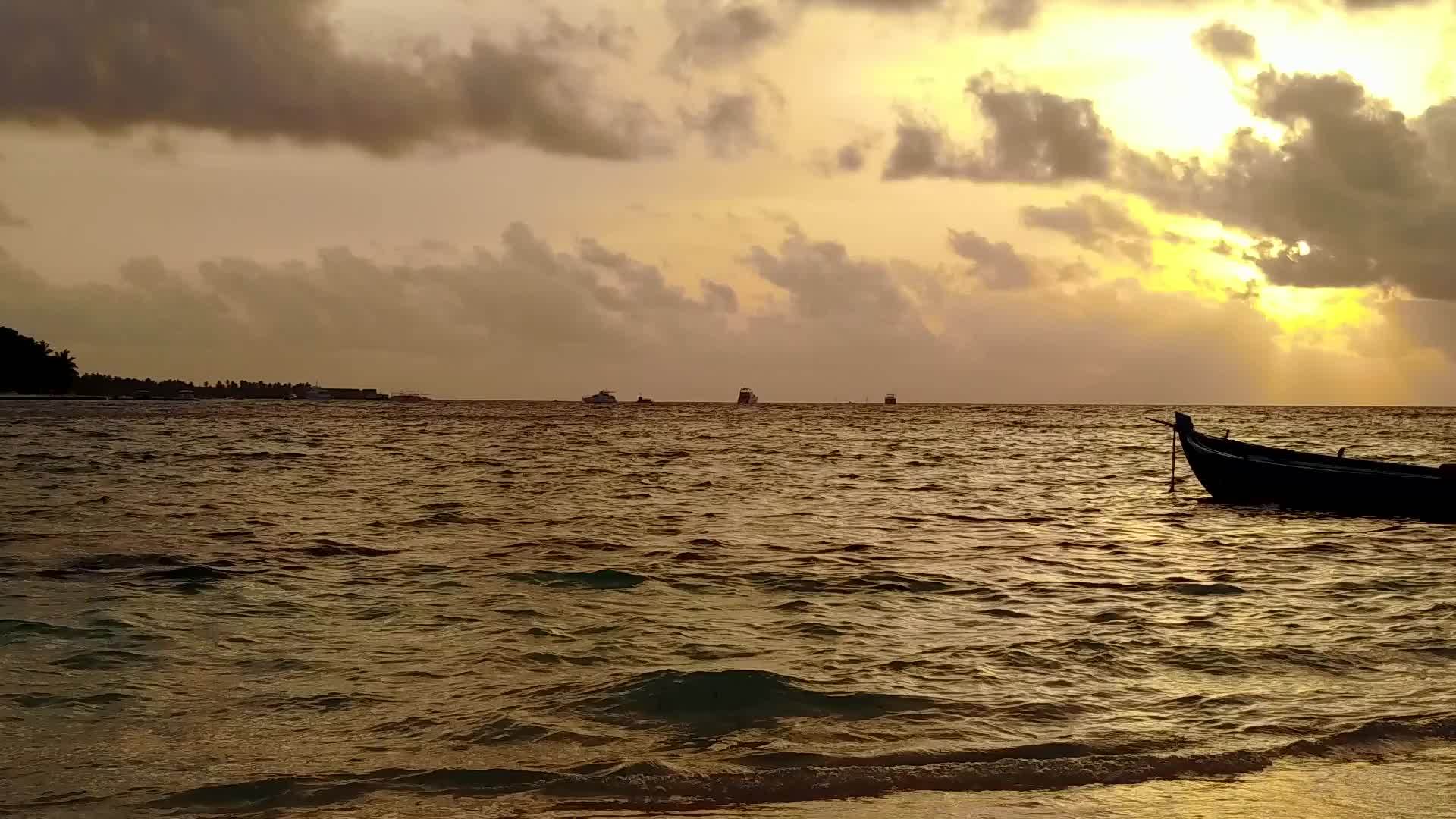 以蓝绿水打破环礁湖海滩度假村附近有干净的沙土背景视频的预览图