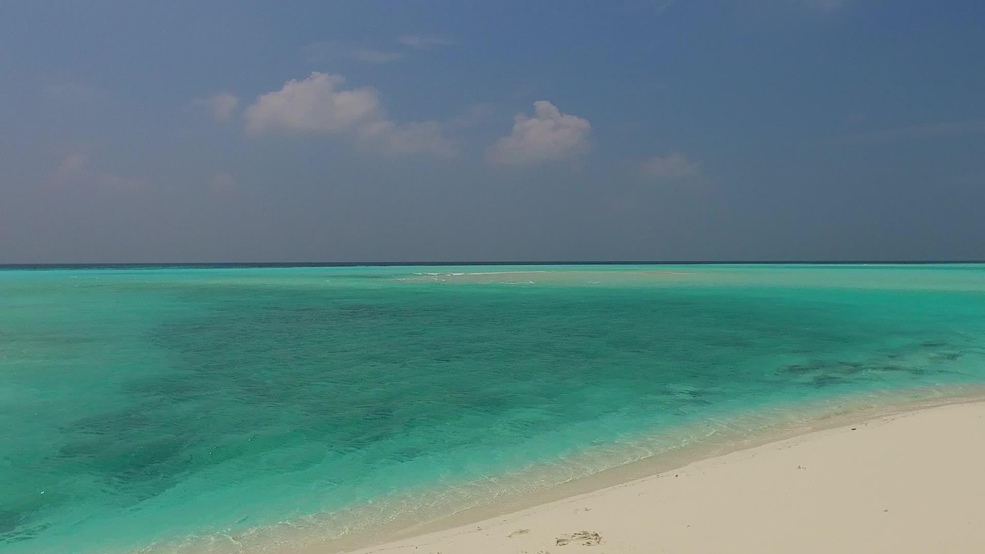 热带海岸海滩野生动物的浪漫风景由海蓝水和珊瑚礁附近的珊瑚礁组成视频的预览图
