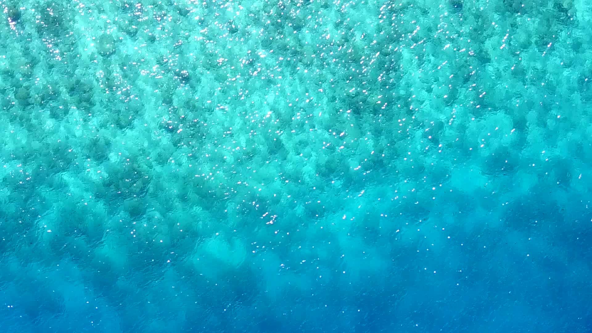 蓝色海滨冒险活动在日出后的蓝水和白沙背景下展开视频的预览图