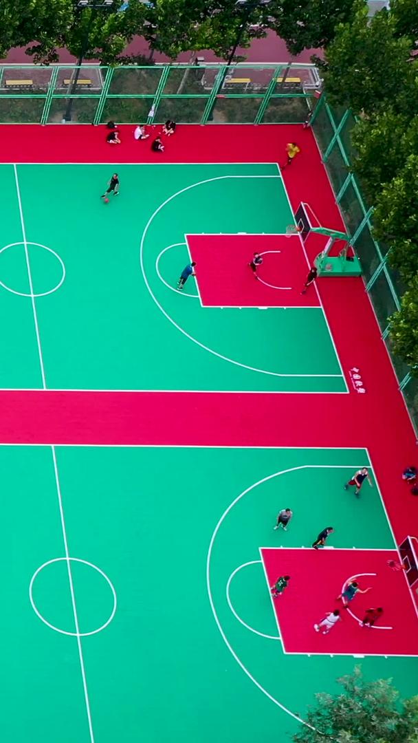 石家庄体育公园航拍打篮球的人视频的预览图