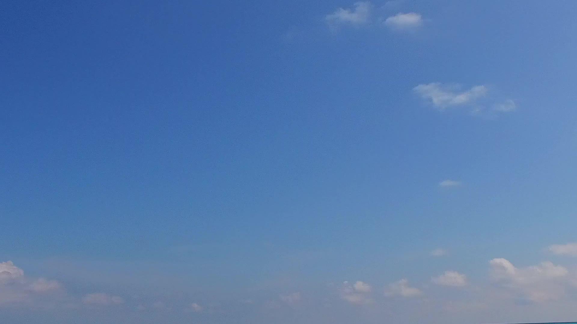海滨海滩因蓝水和阳光下白沙底断裂而远角旅行视频的预览图