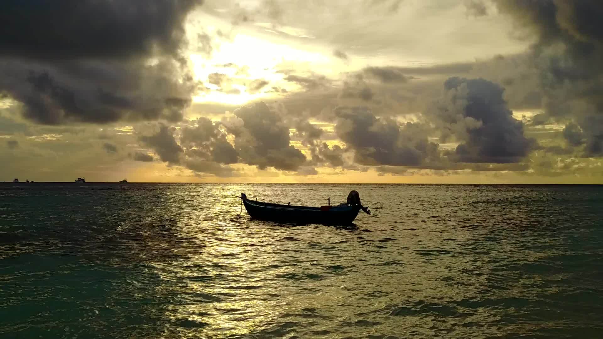 蓝色环礁湖在海滩附近有一个干净的沙土背景用于复制地德利视频的预览图