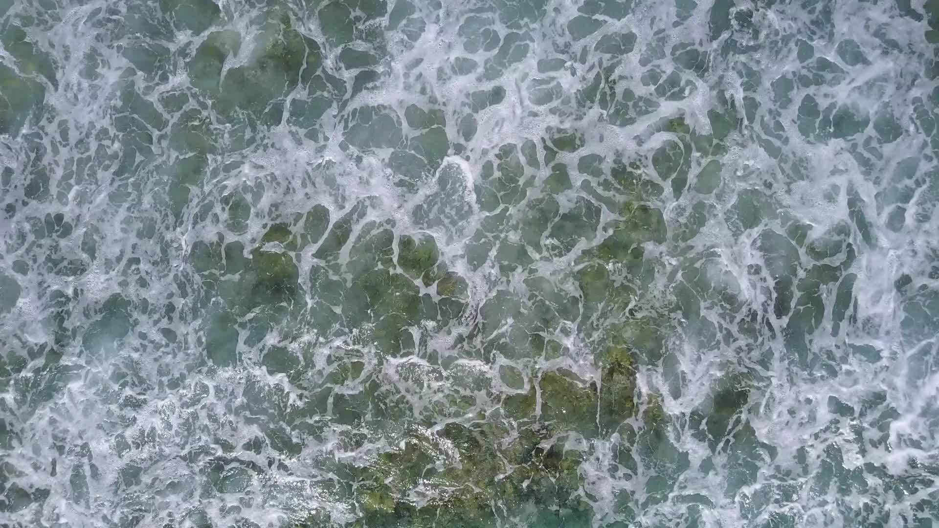 蓝绿环礁湖和海浪附近的白色沙滩视频的预览图