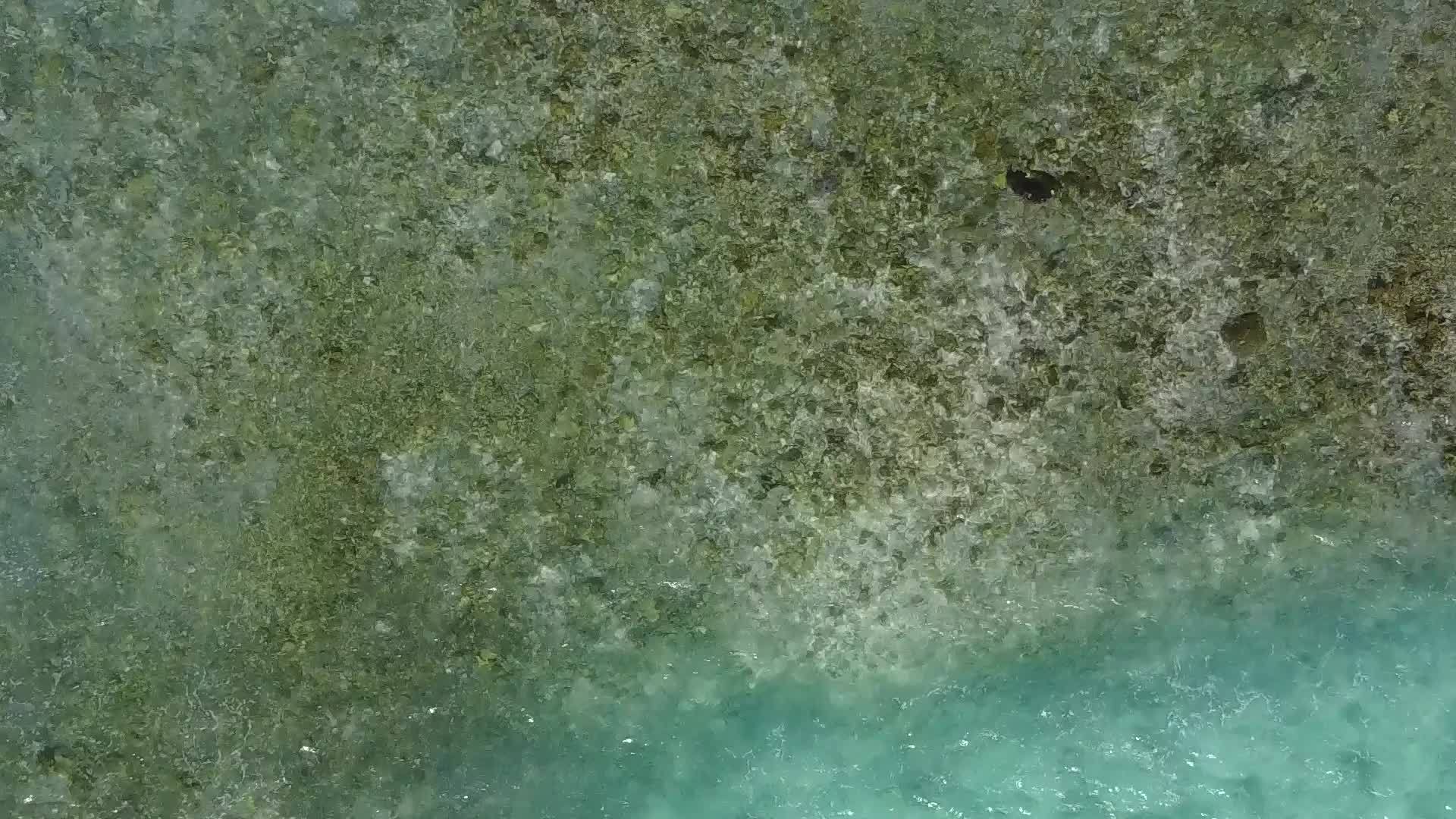 日出后蓝海和白沙面为蓝海休宁湾海滩度假背景视频的预览图