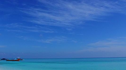 蓝海在沙洲附近有明亮的沙滩背景放松泻湖海滩度假阳光旅游视频的预览图