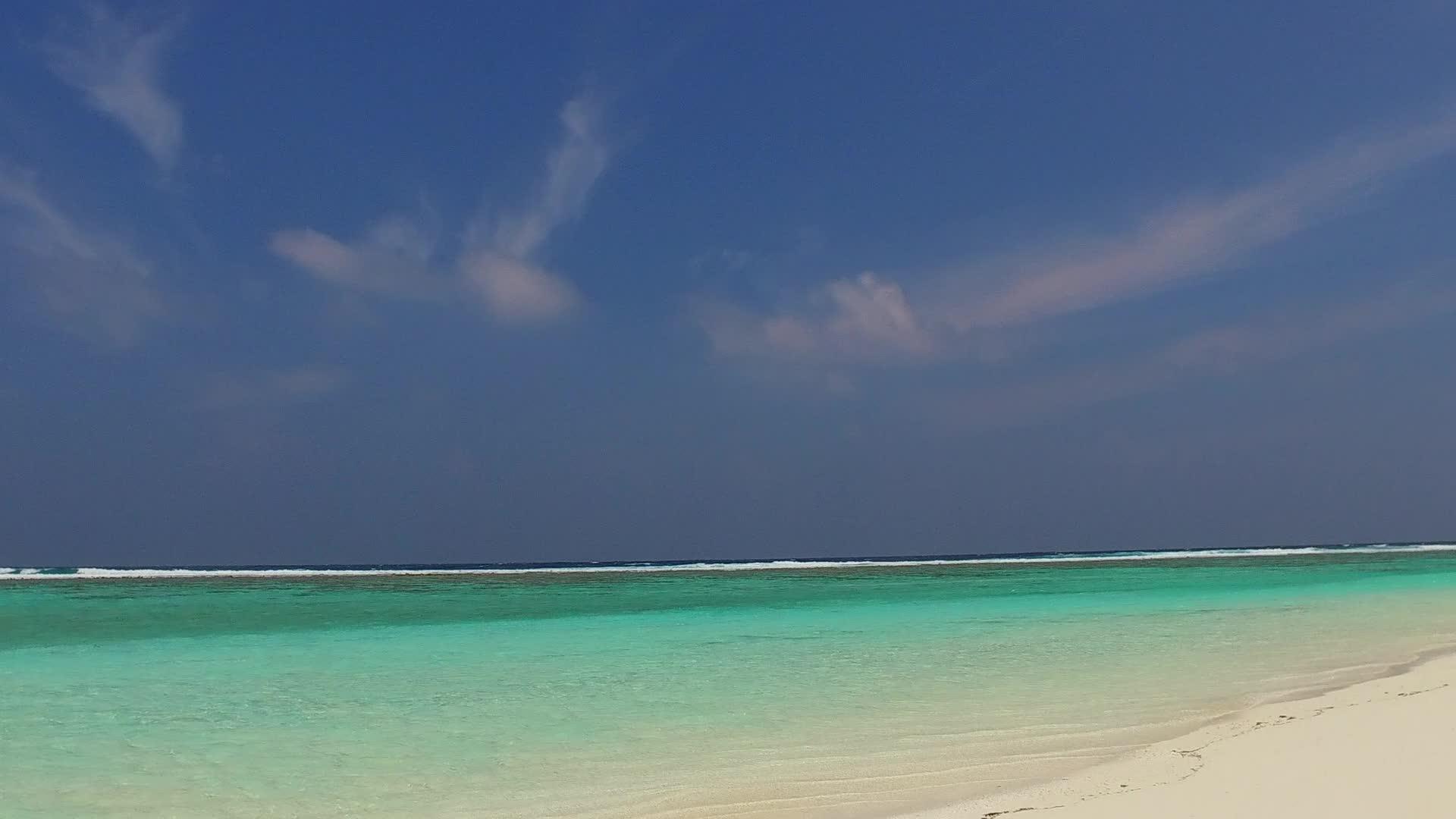 度假村附近的白沙海滩旅游视频的预览图
