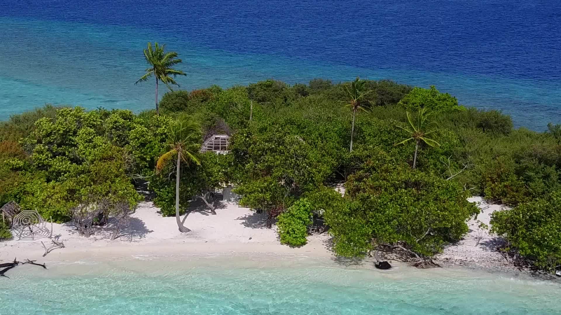 日落前白沙背景浅海复制美丽度假海滩度假空间海景视频的预览图