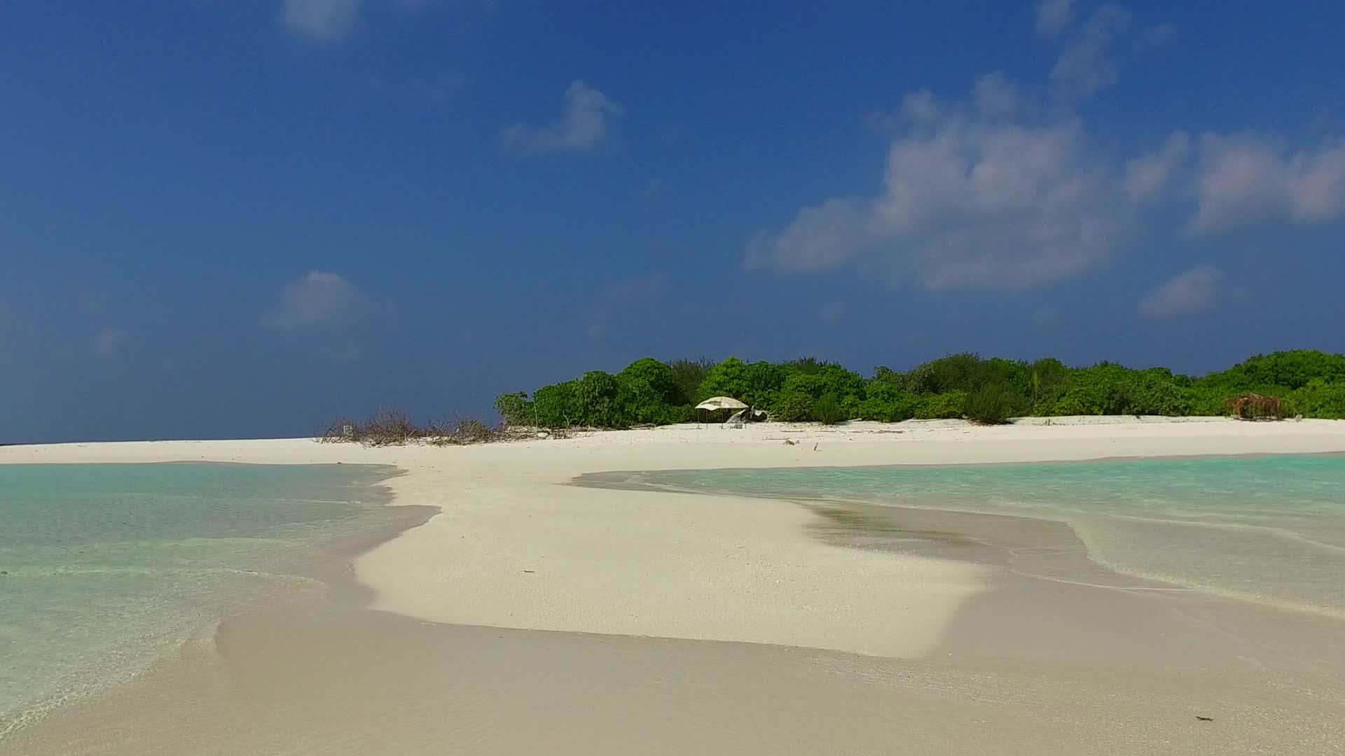 沙巴附近的透明水和白色海滩视频的预览图