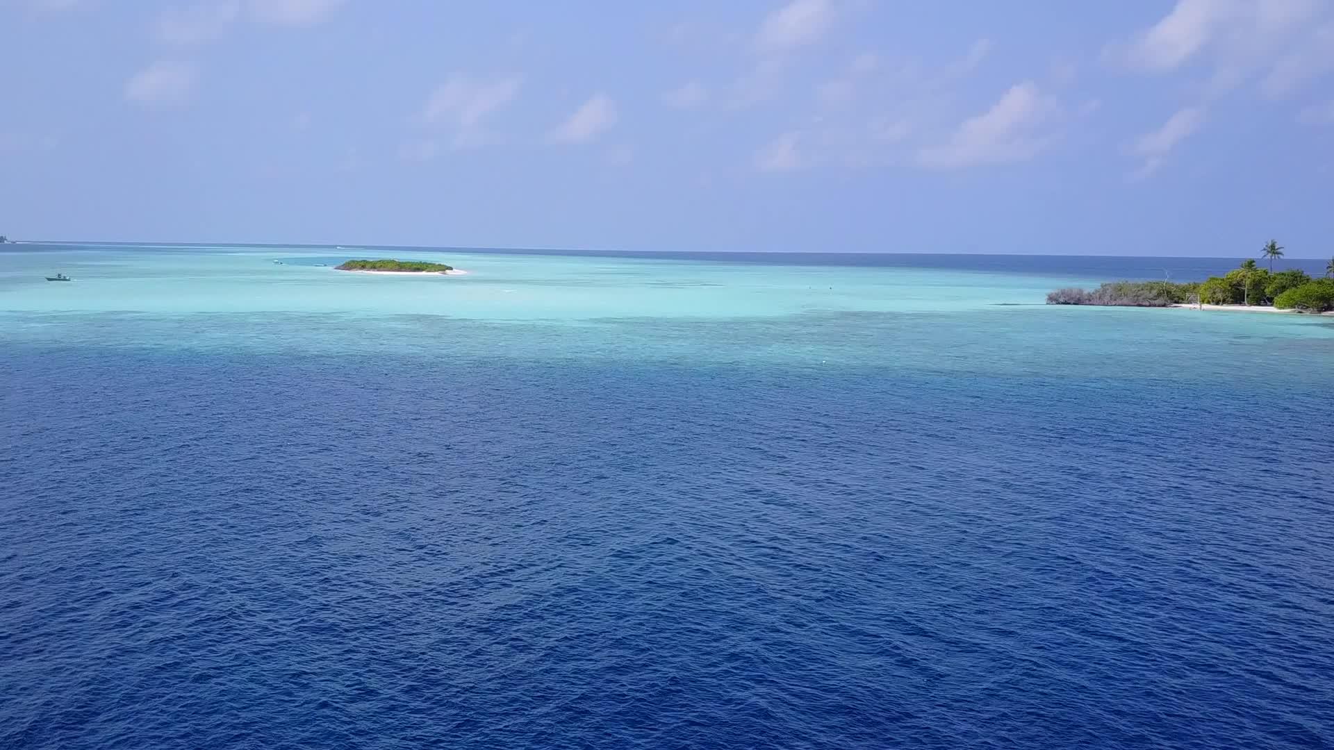 干净的沙滩背景靠近珊瑚礁视频的预览图