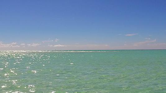 海洋海岸海滩时间浪漫的天空透明的大海和度假村附近明亮的大海视频的预览图