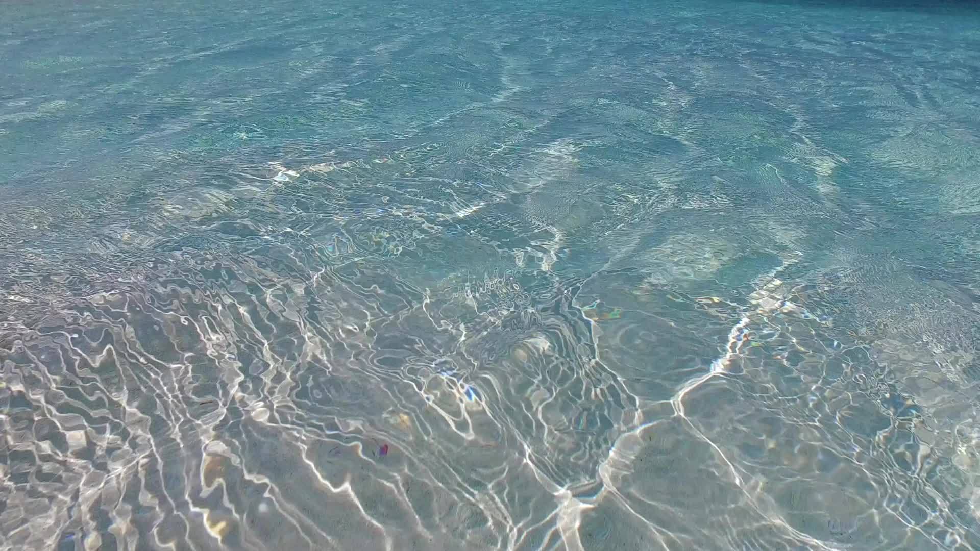 清洁的海滩背景通过蓝色的水和冲浪紧紧围绕着放松的海岸视频的预览图