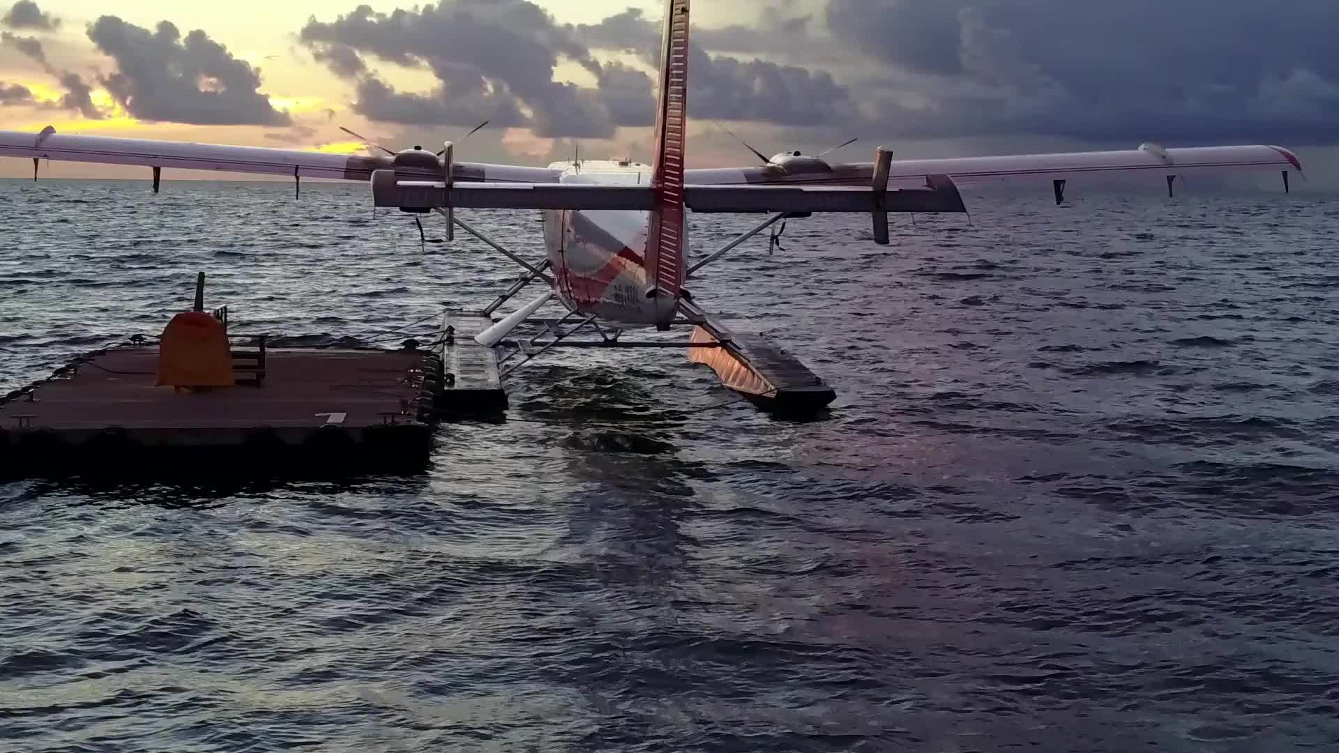 天堂度假胜地通过浅海和沙巴附近的清洁沙地背景关闭视频的预览图