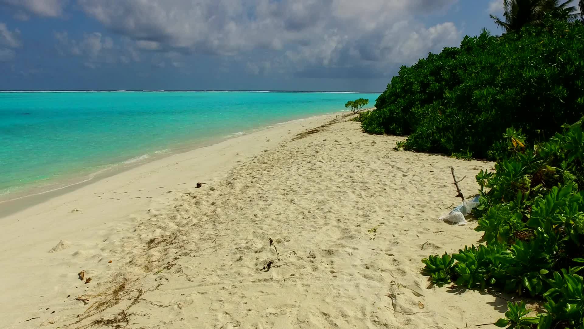 蓝海和沙洲附近的白色海滩背景放松温暖的海景海滩之旅视频的预览图