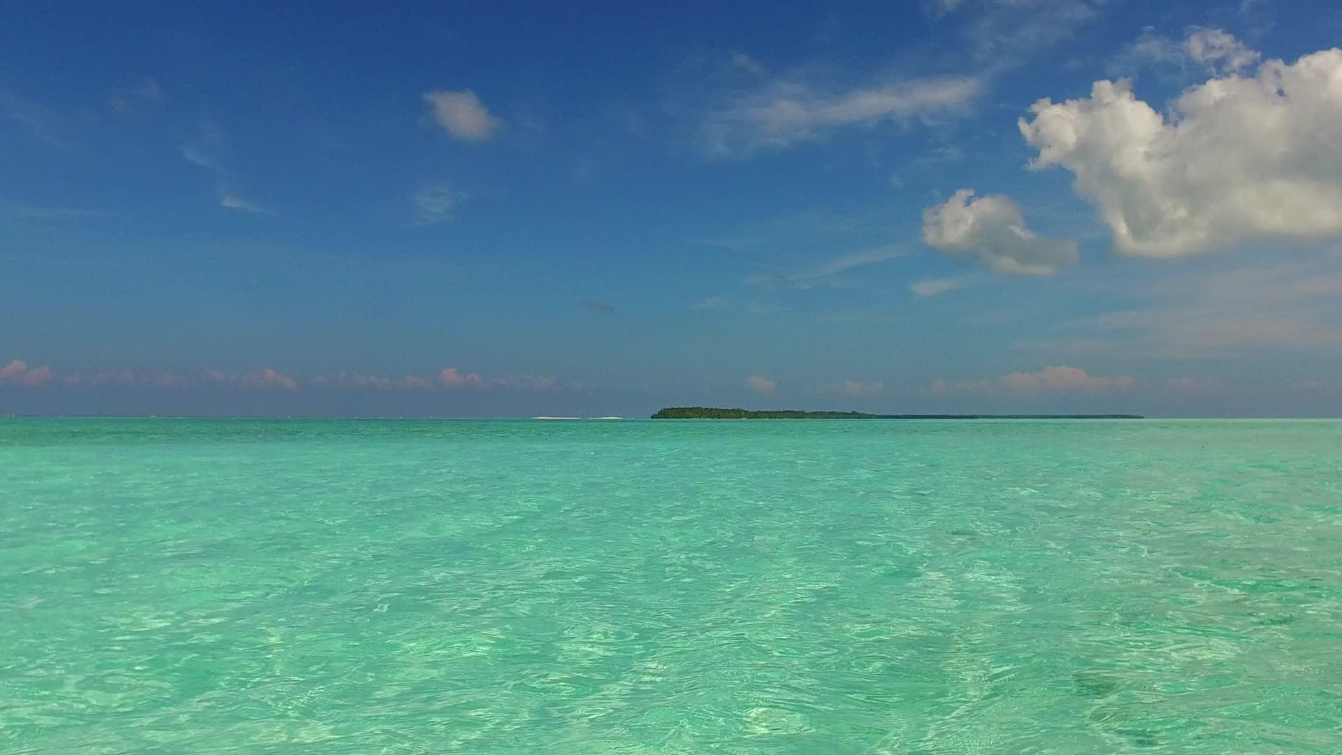 透明海洋和白色海滩靠近度假胜地视频的预览图