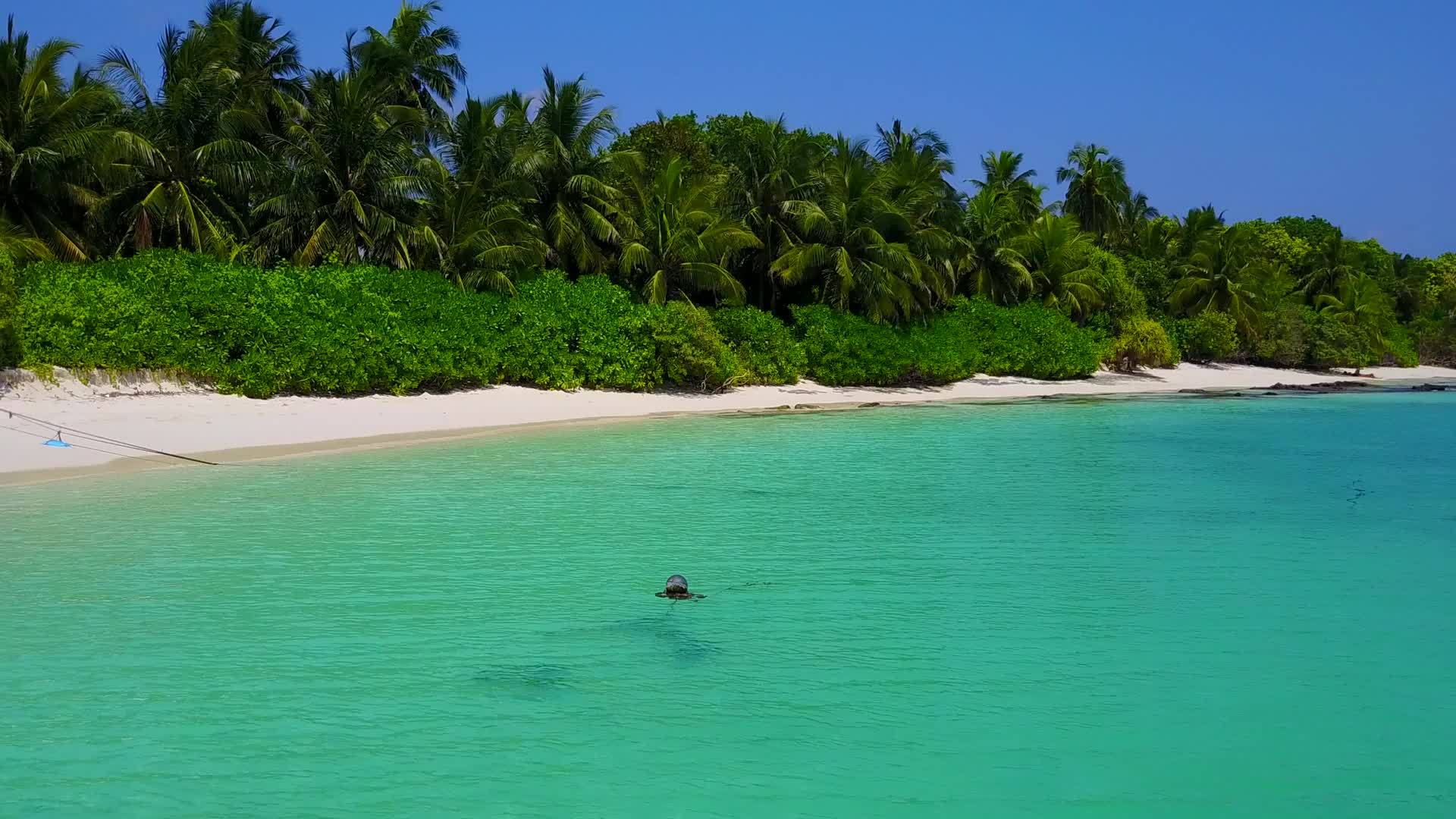 蓝色环礁湖使用浅蓝色泻湖在度假胜地附近清洁沙土背景视频的预览图