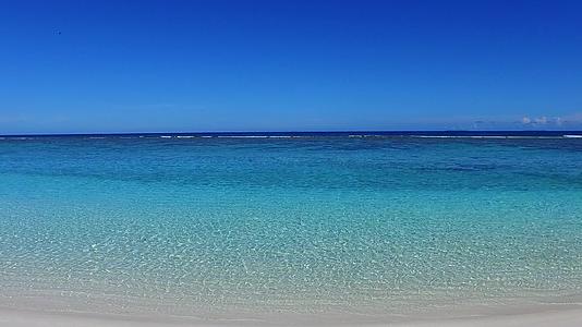 蓝色海洋的海滩之旅附近有白色的沙底背景视频的预览图